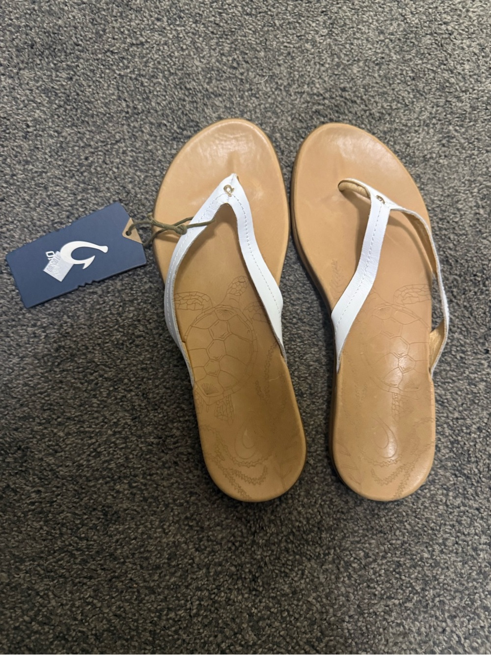 OluKai Women's White Leather Thong Sandals with Tan Footbed NWT 11
